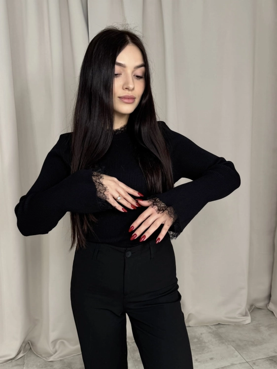 Dzianinowa Bluzka Z Koronką BELLA Czarna