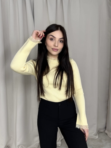 Dzianinowa Bluzka Z Koronką BELLA Masełko